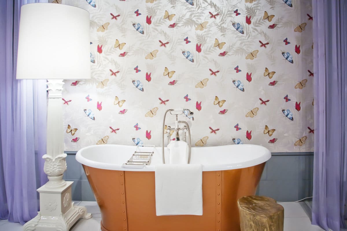 Kleurrijke badkamer met spanwand vlinders